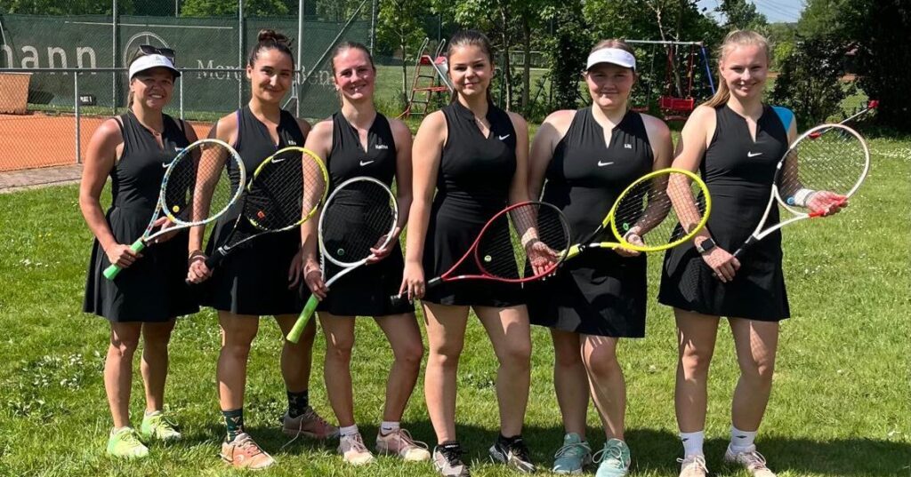 Mannschaftsfoto der Damen 1 des TC Waldershof – erste Damenmannschaft des Tennisvereins in offizieller Vereinskleidung auf dem Sandplatz, aufgenommen zur Sommersaison 2025 für die Teamübersicht auf der Vereinswebsite.
