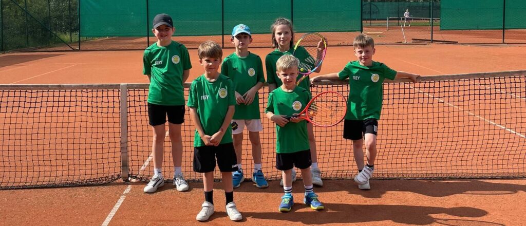 Mannschaftsfoto der Midcourt-Mannschaft des TC Waldershof – Nachwuchsspielerinnen und -spieler im Alter von 9 bis 10 Jahren in Vereinskleidung auf dem Tennisplatz, aufgenommen zur Sommersaison 2025 für die Jugendseite des Tennisvereins.