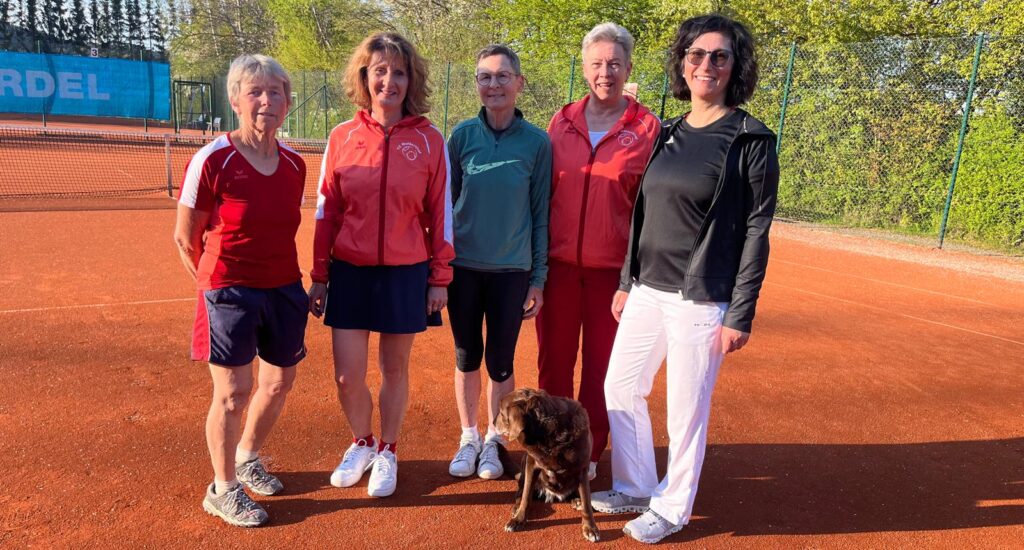 Mannschaftsfoto der Damen 50 des TC Waldershof auf der Tennisanlage – Tennisteam der Altersklasse 50 in Vereinskleidung vor Punktspiel oder Turnier, aufgenommen für die Teamseite des Tennisvereins.