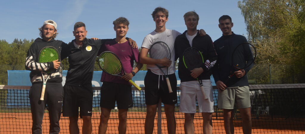 Mannschaftsfoto der Herren 1 des TC Waldershof – erste Herrenmannschaft des Tennisvereins in Vereinskleidung auf dem Sandplatz, aufgenommen zur Sommersaison 2025 für die Teamvorstellung auf der Vereinswebsite.