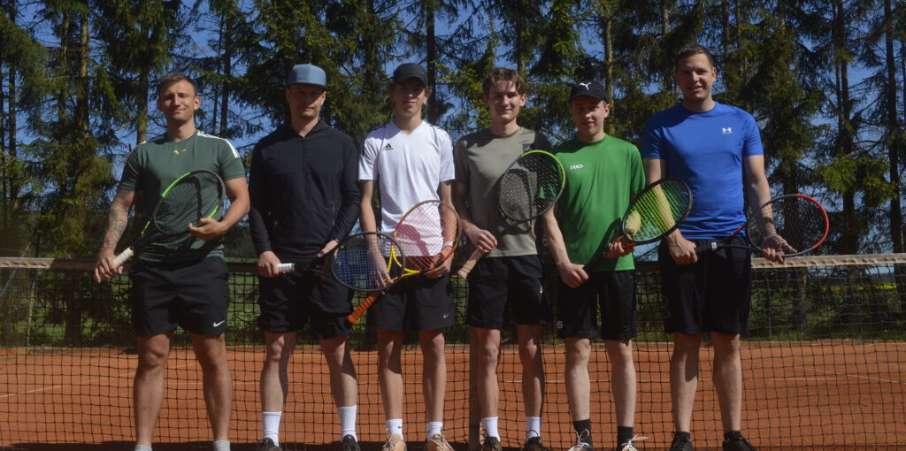 Mannschaftsfoto der Herren II des TC Waldershof – zweite Herrenmannschaft des Tennisvereins in Vereinskleidung auf der Tennisanlage, aufgenommen zur Sommersaison 2025 für die Teamübersicht auf der Vereinswebsite.